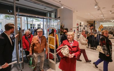 Die ersten Kunden im neuen Modegeschäft an der Straße der Nationen.