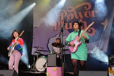 Anja Jurleit, Nino Cutino und Maria Costantino von Power Plush beim Lollapalooza in Berlin. 