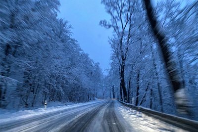 Verschneite Straßen – hier ein Illustrationsfoto – machten Fahrern am 23. Dezember zu schaffen.