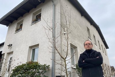 Marco Kouba im Jahr 2024 vor seinem Haus im Plauener Stadtteil Oberlosa: Der Unternehmer sagt, auch gegen den neuen Bebauungsplan der Stadt müsse er vorgehen.