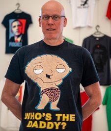 Andreas Quermann (53) bekam dieses Exemplar von seinem Sohn geschenkt. "Er sagt, ich sehe so aus wie die Figur aus der Serie ,Family Guy'", lacht der Schlossleiter.