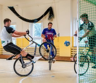 Der Niederlautersteiner Lucas Neubert (Mitte), hier zu sehen beim 5:2-Sieg gegen Johann Gasch (links) und Philipp Vogel vom SV Grün-Weiß Lippersdorf, bildet künftig mit Tobias Buschbeck ein Team. Dies ist der Sohn seines bisherigen Partners Marco Buschbeck, der dem Verein künftig nur noch als Ersatzspieler zur Verfügung stehen wird. 