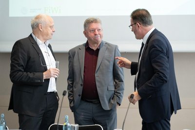 Der Leipziger Finanzwissenschaftler Thomas Lenk neben SSG-Präsident Bert Wendsche und SSG-Geschäftsführer Mischa Woitscheck (v.l.n.r.)