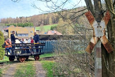 Die Draisine fährt in Oberneuschönberg auf einer 500 Meter langen Strecke in Richtung Olbernhau.