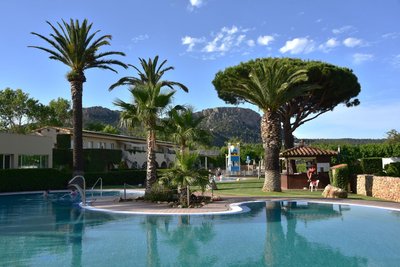 Auf dem Campingplatz Les Medes lockt ein Pool zur Erfrischung.
