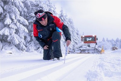 Das passt. Wilfried Ott war am Freitag im Fichtelberggebiet mit dem Pistenbully unterwegs, um Loipen zu spuren. 