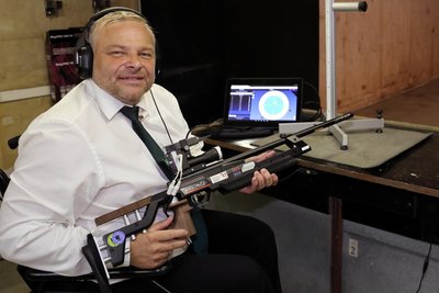 Die Privilegierte Schützengesellschaft Burkhardtsdorf macht sich für einen Para-Schießstand stark. Auch Präsident Ronny Kircheis wechselte die Perspektive und testete seinen Sport vom Rollstuhl aus.