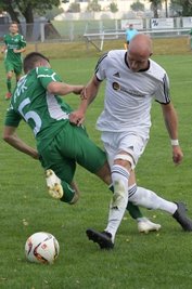 Auf Platz 7 ist Schwarzenberg um Frank Mußmacher (r.) in der Erzgebirgsliga bestes Team des hiesigen Altkreises. Selbst Geheimfavorit Sosa lag zum Abbruch hinter dem FSV, wobei beide die wenigsten Partien absolviert haben. 