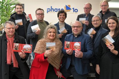 Präsentation der CD „Worlds Beyond“ mit Kammermusik im Planungsbüro Phase 10 in Freiberg, hier die beteiligten Mitglieder der Mittelsächsischen Philharmonie: Anja Bachmann (vorn, Mitte) sowie Alexis González, Michael Winkler und José Luis Gutiérrez (hinten, v. l.). Anna Pyrozhkova war bei dem Fototermin nicht dabei. Außerdem im Bild: Theaterfördervereinschef Arnold Beck (vorn, l.), Förderverein-Schatzmeister Volker Doberstein (hinten, r.), Sponsor Ronny Erfurt (vorn, Mitte) sowie Ideengeber Erich Fritz (vorn, 2. v. r.) sowie Theatersprecher Christoph Nieder (hinten, 2. v. r.) und Janine Haupt, die Leiterin der Abteilung Öffentlichkeitsarbeit/Marketing des Mittelsächsischen Theaters.