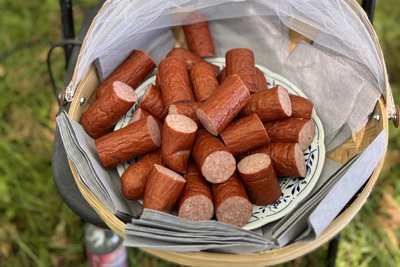 Habeck würde uns „fetischhaftes Wurstgefresse“ vorwerfen: Der Cabanossi-Korb von Alexander Dierks.