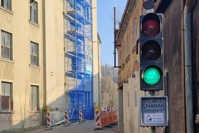 Der Verkehr rollt einspurig an der Gefahrenstelle vorbei. Die Gebäudesicherung hat begonnen.