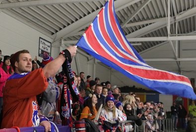 Die Fans trieben ihre Schönheider im ersten Halbfinal-Duell gegen Weißwasser lautstark nach vorn. 