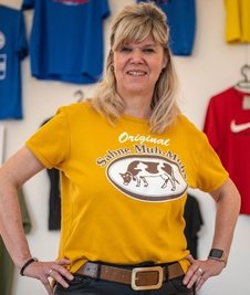 Annett Mehner (52) ist unter anderem im Besucherservice und der Museumspädagogik tätig. Das Kleidungsstück gehört zur Schau. "Ich esse diese Bonbons gern", verrät sie.
