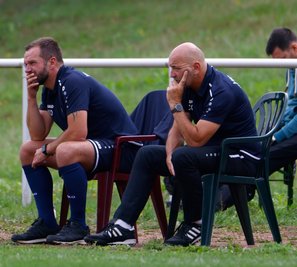 Coach Karsten Oswald (links) und Co-Trainer Heiko Dippmann machen sich vor jedem Spiel des Fußball-Landesligisten VfB Empor Glauchau Gedanken, welche Taktik und welches System den größten Erfolg verspricht.