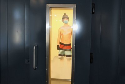 Nur ein Produkt aus der breiten Fertigungspalette von Ilkazell: Blick von außen in eine Kältekammer.