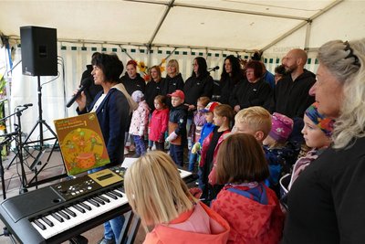 Mitarbeiter und Kinder der Einrichtung hatten für die Besucher ein kleines Bühnenprogramm vorbereitet.