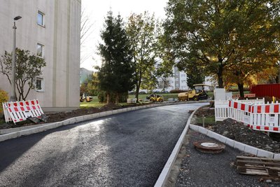 Der erste Teilabschnitt der Erzstraße wird mit dem Asphalteinbau abgeschlossen.