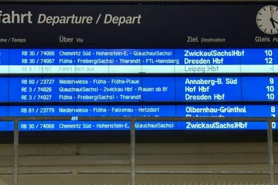 Die Anzeigetafel am Chemnitzer Hauptbahnhof: Fährt der Zug noch oder wurde er abbestellt?