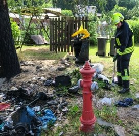 Vier Mülltonnen wurden durch den Brand zerstört. 