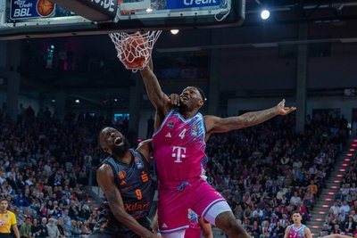 Monsterdunk mit Gegenspieler John Newman am Arm: Jeff Garrett gelang beim Sieg seiner Bonner im Hinspiel gegen Chemnitz so ziemlich alles.