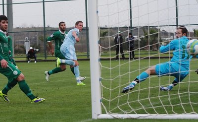 Tim Danneberg schießt das 1:0 für den Chemnitzer FC.