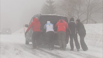 Auf der Straße zwischen Tellerhäuser und Oberwiesenthal wurde es glatt.