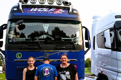 Resi mit Tochter Carolin. Sven Tepper will unbedingt das Shirt der Truckerbande Ost zeigen.
