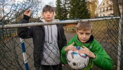 Vor allem die Jungs kicken gern. Doch die Tore sind alt und kaputt. Sie müssten dringend erneuert werden.
