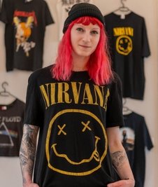 Nicky Wehr (32), zuständig für Marketing und Veranstaltungsmanagement, fühlt sich bei diesem Shirt aus der Ausstellung an ihre Jugend erinnert. Die Band Nirvana sei "Kult".