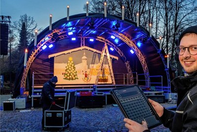 Mit einer Bühne in Form eines Schwibbogens wartet erstmalig der Olbernhauer Weihnachtsmarkt auf. Veranstaltungstechniker Max Steudel programmiert die Beleuchtung der 4,90 Meter hohen und 10 Meter breiten Bühne. 