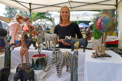 Ute André-Engelhardt fertigt tierische Kunstwerke mit der Raku-Brandtechnik, die besondere Farben möglich macht.
