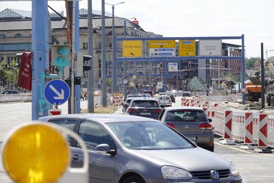 Der Kreuzungsblitzer an der Ecke Bahnhofstraße/Brückenstraße wurde mit grüner Farbe besprüht. 