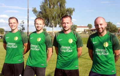 Um Toni Fortak, Christoph Bär, Kevin Schankat und Lucien Lippek (von links) baut Pausa-Mühltroff-Coach Thomas Pieles ein schlagkräftiges Team für die am Samstag beginnende Landesklasse-Saison auf. 