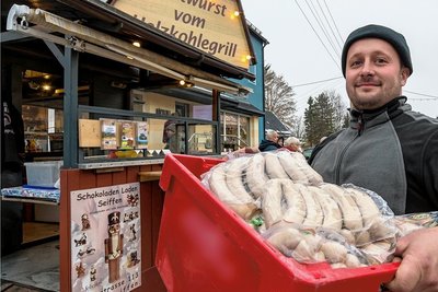 Ive Lorenz ist gerüstet für den erwarteten Besucheransturm am Wochenende in Seiffen. Am Dienstag verstaut er eine Lieferung Bratwürste in seinen Imbiss in der Ortsmitte, den er seit sieben Jahren betreibt.