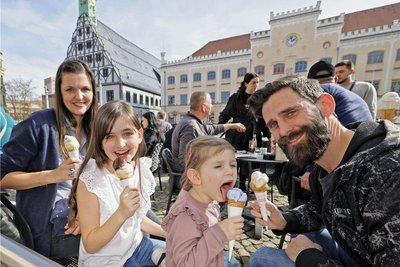 Endlich wieder draußen Eis essen: Familie Förster hat es am Samstag gemacht wie viele andere Menschen und sich einen Ausflug zum Zwickauer Hauptmarkt gegönnt. 