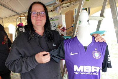 Um möglichst viel Spendengeld für den Chemnitzer Elternverein krebskranker Kinder zusammen zu bekommen, versteigerte Jana Meiner auch ein signiertes Trikot des FC Erzgebirge Aue.