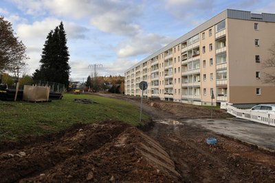 Die Bauarbeiten unterhalb des Ärztehauses laufen in Regie der Stadt. Dort sollen neue Wege und Aufenthaltsbereiche entstehen.