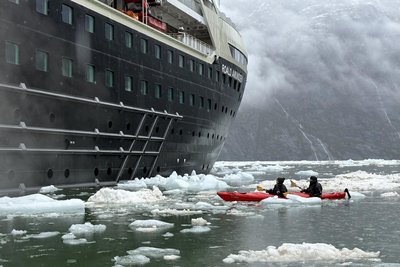 Die MS Roald Amundsen vor der fjordartigen Küste in Alaska.