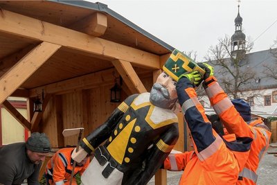 Bauhofmitarbeiter stellen in Marienberg noch Figuren zur Dekoration des Weihnachtsmarktes auf. 