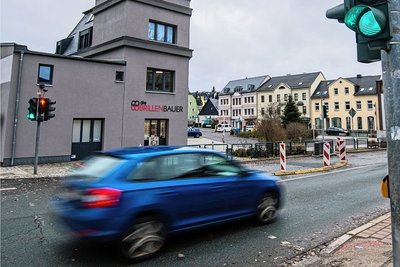 Mittlerweile gibt es Wartezeiten an einer der meistbefahrenen Straßen Stollbergs. Ein Ende der Ampelmaßnahme ist nicht in Sicht. 