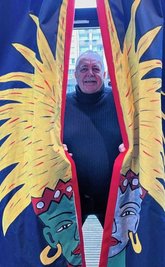 Foto links: Klaus Süß hat einen neuen Wärmevorhang und Windfang am Eingang zum Restaurant Brazil gestaltet. Foto oben: Maria Selbmann und Sandra Schreiber-Dick (v.l.) trafen sich zum Salonfest mit Kunst-Finissage. Foto unten rechts: Thomas Ranft und Bernd Weise (v.l.) kennen und schätzen sich seit vielen Jahren.