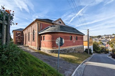 Die Stadt Markneukirchen will die Kirchsteig-Turnhalle verkaufen. Das Mindestgebot liegt bei 19.500 Euro.