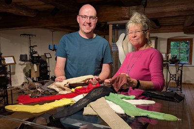 Robby Schubert und Jaqueline Beyer suchen passende Damenstrümpfe für die Aktion am Tag des Handwerks heraus.
