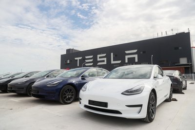 Fahrzeuge des Models 3 stehen vor der Tesla Gigafactory in Shanghai. Im Spetember war das Model der Verkaufsschlager in Europa.
