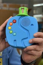 Seit Anfang des Jahres rollt der Technifant - ein Audioplayer für Kinder - in Schöneck vom Band.