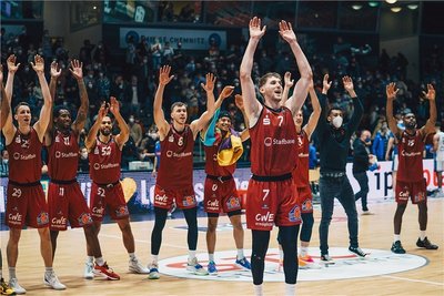 Jubel mit den 1000 Fans nach dem nächsten knappen Sieg: Die Niners um Jonas Richter (vorn).