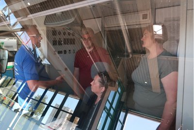 Andrea (rechts) sowie Tobias Künzel (Mitte) nutzten die Möglichkeit, den Lokführerstand einer Vogtlandbahn zu besichtigen.
