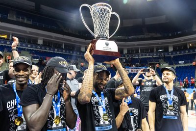 2024 war Jeff Garrett (hier mit dem Pokal) ein entscheidender Faktor, dass die Niners den Fiba Europe Cup gewinnen konnten.