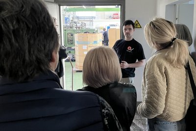 Johannes Maier, einer der beiden Inhaber und Geschäftsführer der Creative Verpackungen Schönherr GmbH, führte die Gäste durch den Betrieb im Reinsberger Ortsteil Burkersdorf.