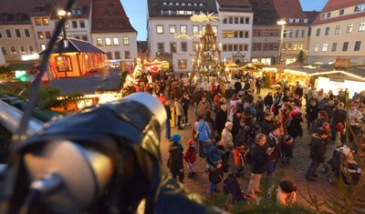 Der Freiberger Christmarkt auf dem Obermarkt. Eine auf einer Versorgungsbrücke befestigte Überwachungskamera zeichnet nur das Geschehen zu den Schließzeiten des Weihnachtsmarktes auf. Laut Stadtmarketinggesellschaft wurde alles mit Sachsens Datenschützern abgesprochen. 
